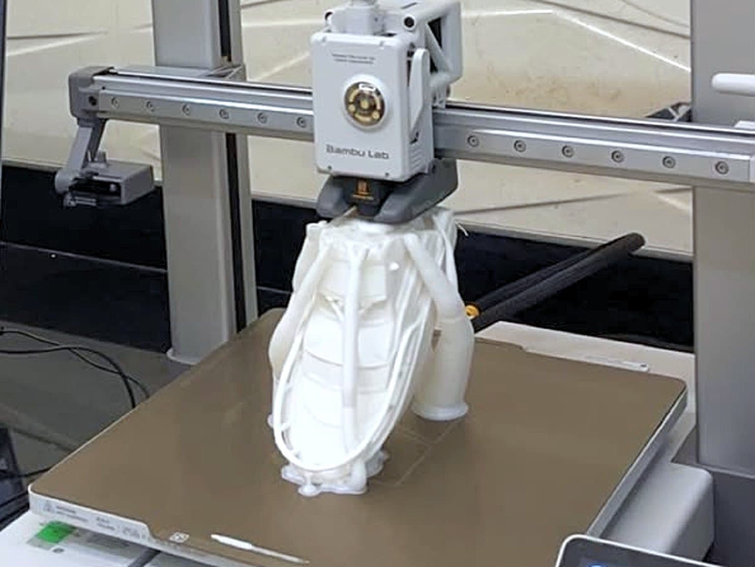 Pièce blanche en cours de façonnage sur le plateau d'une machine de l'atelier